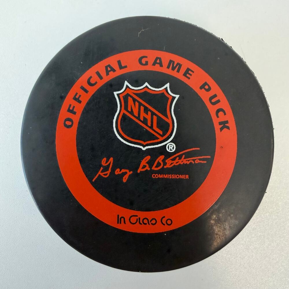 NHL Hockey Official Game Puck Autographed in Case- Unknown Signature - Picture 3 of 10